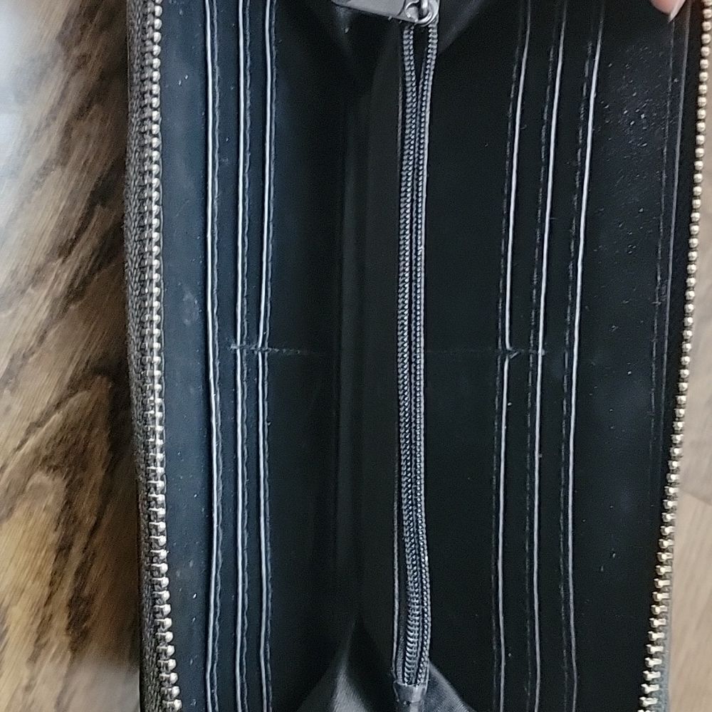 Wallet with wrist strap - Picture 3 of 4